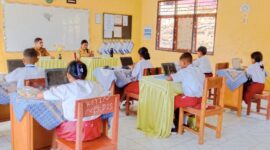 Siswa Gugus II di Detukeli Ende Sementara Mengikuti Ujian Sumatif Akhir Semester Gunakan IT Chromebook (Foto: Chen Rasi/SP)