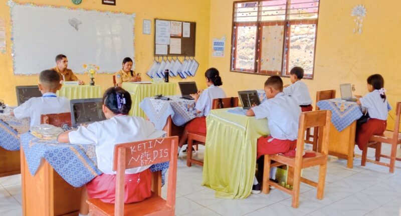 Siswa Gugus II di Detukeli Ende Sementara Mengikuti Ujian Sumatif Akhir Semester Gunakan IT Chromebook (Foto: Chen Rasi/SP)