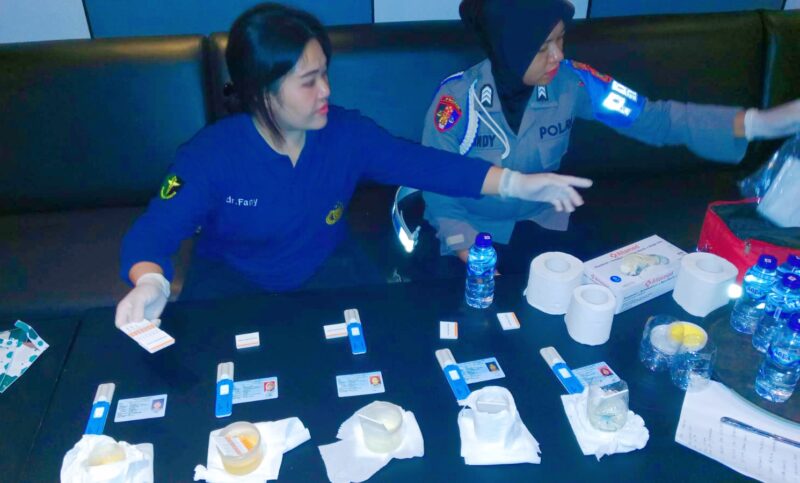 Sampel Urine dan Air Liur yang akan di uji Tim Kedokteran (Foto: Humas Polres Ende)