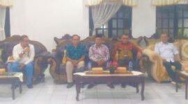 Konferensi pers Bupati Ende, Yosef Benediktus Badeoda dan para Tokoh Lintas Agama (Foto: Chen Rasi/SP)