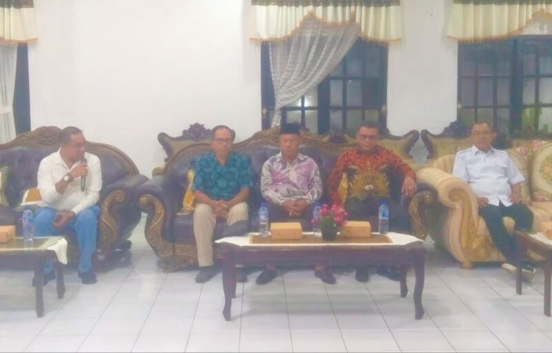 Konferensi pers Bupati Ende, Yosef Benediktus Badeoda dan para Tokoh Lintas Agama (Foto: Chen Rasi/SP)