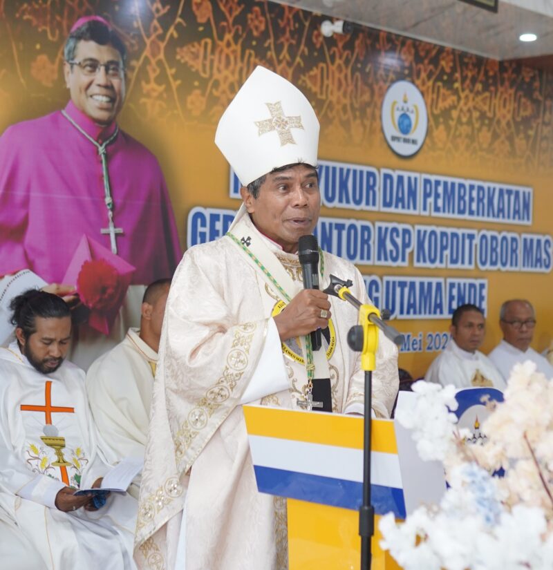 Uskup Agung Ende, Mgr. Paulus Budi Kleden saat kotbah pada Misa Pemberkatan Gedung KSP KOPDIT Obor Mas Cabang Utama Ende, (Foto: Chen Rasi/SP)