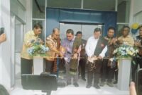 Gubernur NTT, Emanuel Melkiades Laka Lena bersama Sekretaris Mentri Koperasi RI, Ahmad Zabadi serta Bupati, Yosef Benediktus Badeoda dan Wakil, Dominikus Minggu Mere sedang menggunting pita di Kantor KSP Obor Mas Cabang Utama Ende (Foto: Chen Rasi/SP)