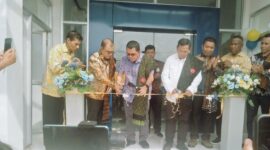 Gubernur NTT, Emanuel Melkiades Laka Lena bersama Sekretaris Mentri Koperasi RI, Ahmad Zabadi serta Bupati, Yosef Benediktus Badeoda dan Wakil, Dominikus Minggu Mere sedang menggunting pita di Kantor KSP Obor Mas Cabang Utama Ende (Foto: Chen Rasi/SP)