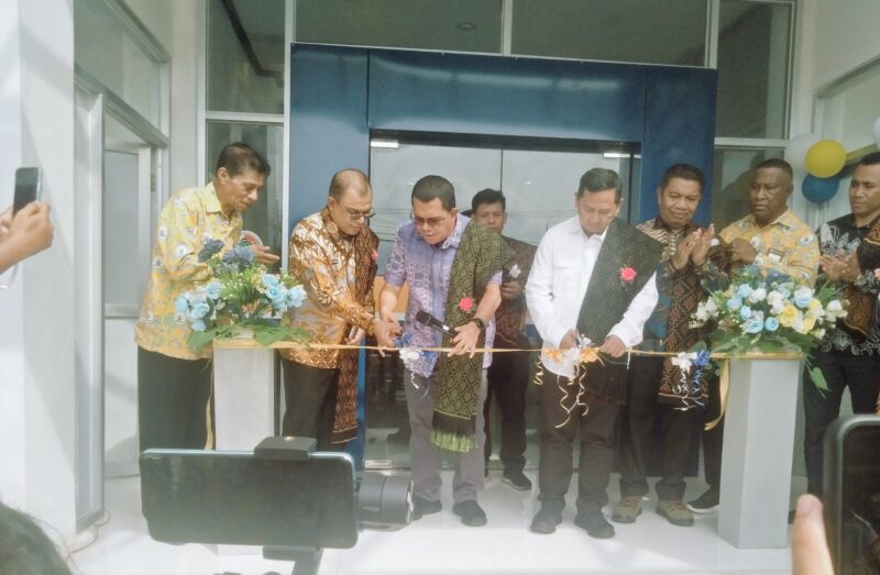 Gubernur NTT, Emanuel Melkiades Laka Lena bersama Sekretaris Mentri Koperasi RI, Ahmad Zabadi serta Bupati, Yosef Benediktus Badeoda dan Wakil, Dominikus Minggu Mere sedang menggunting pita di Kantor KSP Obor Mas Cabang Utama Ende (Foto: Chen Rasi/SP)