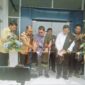 Gubernur NTT, Emanuel Melkiades Laka Lena bersama Sekretaris Mentri Koperasi RI, Ahmad Zabadi serta Bupati, Yosef Benediktus Badeoda dan Wakil, Dominikus Minggu Mere sedang menggunting pita di Kantor KSP Obor Mas Cabang Utama Ende (Foto: Chen Rasi/SP)
