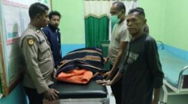 Korban FK yang dievakuasi oleh tim Inafis Polres Ende dan di bantu Anggota Polsek Wolowaru (Foto: Humas Polres Ende)
