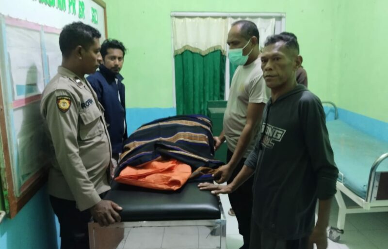 Korban FK yang dievakuasi oleh tim Inafis Polres Ende dan di bantu Anggota Polsek Wolowaru (Foto: Humas Polres Ende)