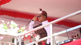 Gubernur NTT, Emanuel Melkiades Laka Lena jadi Inspektur Upacara pada Upacara Apel Bendera Peringatan Hari Lahir Pancasila 1 Juni 2025 di Lapangan Pancasila Ende (Foto: Chen Rasi/SP)