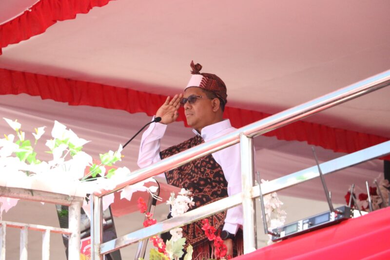 Gubernur NTT, Emanuel Melkiades Laka Lena jadi Inspektur Upacara pada Upacara Apel Bendera Peringatan Hari Lahir Pancasila 1 Juni 2025 di Lapangan Pancasila Ende (Foto: Chen Rasi/SP)