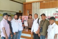 Ikatan Keluarga Ende Lio Sare saat menyerahkan dokumen badan hukum IKELS ke Polsek Bengalon, Kabupaten Kutai Timur (Foto: Istimewa)