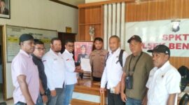 Ikatan Keluarga Ende Lio Sare saat menyerahkan dokumen badan hukum IKELS ke Polsek Bengalon, Kabupaten Kutai Timur (Foto: Istimewa)