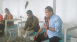 Gubernur NTT, Emanuel Melkiades Laka Lena sedang berdialog dengan Wartawan di Ende yang didampingi oleh Ketua WEB (Foto: Chen Rasi/SP)