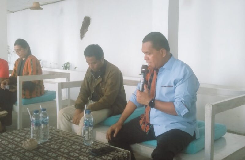 Gubernur NTT, Emanuel Melkiades Laka Lena sedang berdialog dengan Wartawan di Ende yang didampingi oleh Ketua WEB (Foto: Chen Rasi/SP)