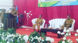 Wakil Bupati Ende, Dominikus Minggu Mere saat memberikan sambutan sekaligus membuka kegiatan pelatihan Beyond School Leader (Foto: Chen Rasi/SP)