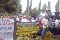 Ribuan Massa Aksi Tolak Proyek Pembangunan Geothermal Padati Halaman Kantor DPRD Ende (Foto: Chen Rasi/SP)