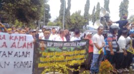 Ribuan Massa Aksi Tolak Proyek Pembangunan Geothermal Padati Halaman Kantor DPRD Ende (Foto: Chen Rasi/SP)