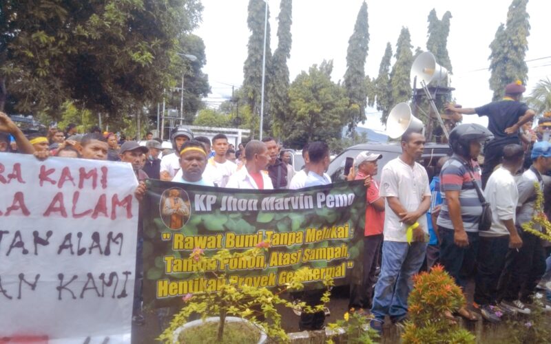 Ribuan Massa Aksi Tolak Proyek Pembangunan Geothermal Padati Halaman Kantor DPRD Ende (Foto: Chen Rasi/SP)