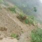 Material Longsor Tutup Badan Jalan Menuju Kampung Detupau, Desa Likanaka, Kecamatan Wolowaru, Kabupaten Ende (Foto: Warga Desa Likanaka)