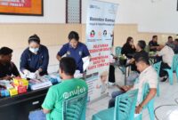 Para Pengemudi Ojek Online dan Angkutan Umum sedang menerima layanan pengobatan gratis dari Polres Ende (Foto: Humas Polres Ende)