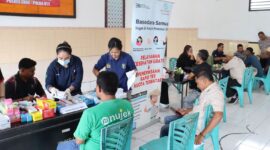 Para Pengemudi Ojek Online dan Angkutan Umum sedang menerima layanan pengobatan gratis dari Polres Ende (Foto: Humas Polres Ende)