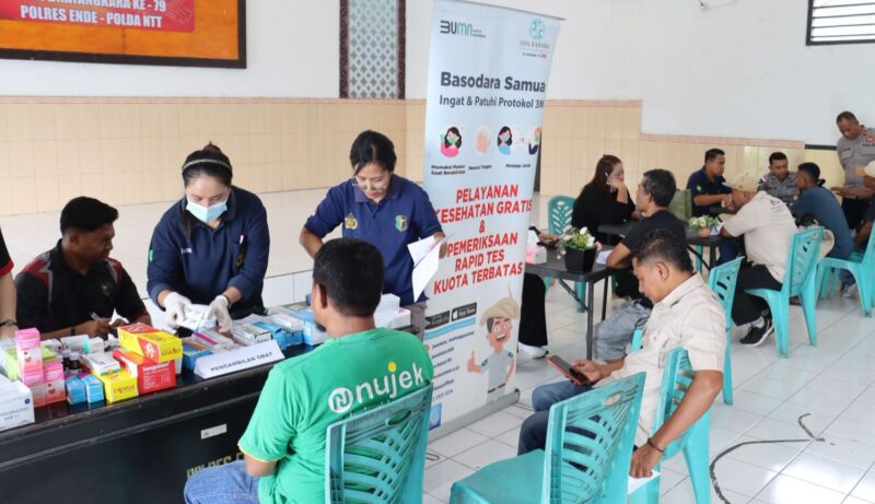 Para Pengemudi Ojek Online dan Angkutan Umum sedang menerima layanan pengobatan gratis dari Polres Ende (Foto: Humas Polres Ende)