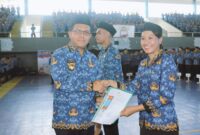 Gubernur NTT, Emanuel Melkiades Laka Lena menyerahkan SK secara simbolis kepada perwakilan CPNS lingkup Pemprov NTT (Foto: DC)