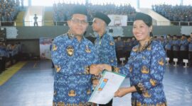 Gubernur NTT, Emanuel Melkiades Laka Lena menyerahkan SK secara simbolis kepada perwakilan CPNS lingkup Pemprov NTT (Foto: DC)