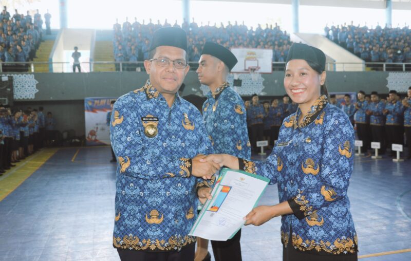 Gubernur NTT, Emanuel Melkiades Laka Lena menyerahkan SK secara simbolis kepada perwakilan CPNS lingkup Pemprov NTT (Foto: DC)