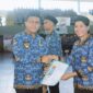 Gubernur NTT, Emanuel Melkiades Laka Lena menyerahkan SK secara simbolis kepada perwakilan CPNS lingkup Pemprov NTT (Foto: DC)