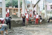 Personil Polres Ende sedang Bakti Sosial dengan membersihkan rumah ibadah di Masjid Nur Jama’ah Hasanah (Foto: Humas Polres Ende)