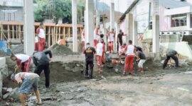 Personil Polres Ende sedang Bakti Sosial dengan membersihkan rumah ibadah di Masjid Nur Jama’ah Hasanah (Foto: Humas Polres Ende)