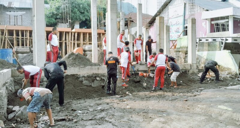 Personil Polres Ende sedang Bakti Sosial dengan membersihkan rumah ibadah di Masjid Nur Jama’ah Hasanah (Foto: Humas Polres Ende)