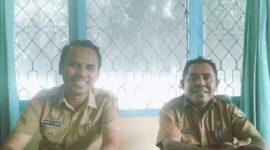 Kepala Dinas PMD, Adrianus Yosafat Muda didampingi Kabid Pemdes Peter TH. Tanoel saat memberikan keterangan pers (Foto: Chen Rasi/SP)