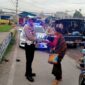 Personil Satlantas Polres Ende sedang membagikan masker kepada seorang Ibu di Pasar Mbongawani