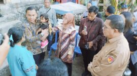 Mentri Mendukngga/Kepala BKKBN RI, Dr. Wihaji sedang menggendong anak dari keluarga berisiko stunting, Jeni Humsibu di Kelurahan Sikumana, Kota Kupang (Foto: AR)