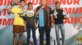 Gubernur NTT, Melki Laka Lena foto bersama para pembalap yang meraih kemenangan dalam event Drag Bike (Foto: JN)