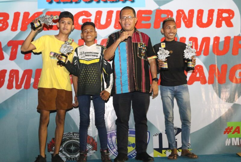 Gubernur NTT, Melki Laka Lena foto bersama para pembalap yang meraih kemenangan dalam event Drag Bike (Foto: JN)
