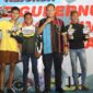 Gubernur NTT, Melki Laka Lena foto bersama para pembalap yang meraih kemenangan dalam event Drag Bike (Foto: JN)