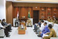 Gubernur NTT, Emanuel Melkiades Laka Lena sedang berdiskusi dengan Mentri Perdagangan dan Industri Timor Leste, Nino Pereira (Foto: DC)