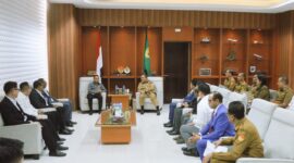 Gubernur NTT, Emanuel Melkiades Laka Lena sedang berdiskusi dengan Mentri Perdagangan dan Industri Timor Leste, Nino Pereira (Foto: DC)