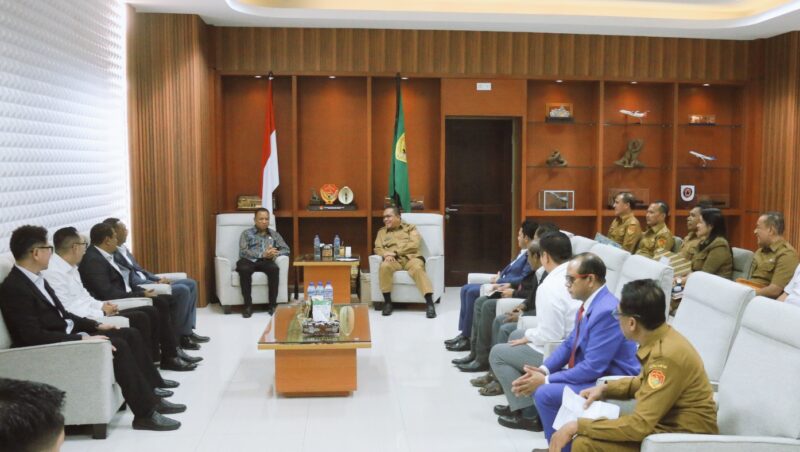 Gubernur NTT, Emanuel Melkiades Laka Lena sedang berdiskusi dengan Mentri Perdagangan dan Industri Timor Leste, Nino Pereira (Foto: DC)