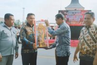 Wakil Bupati Ende, Dominikus Minggu Mere dan Asisten I Setda Ende sedang Piala Bergilir Bupati Ende Cup yang siap diperebutkan oleh 20 Tim sepak bola (Foto: Chen Rasi/Savanaparadise.com)