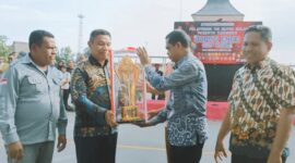 Wakil Bupati Ende, Dominikus Minggu Mere dan Asisten I Setda Ende sedang Piala Bergilir Bupati Ende Cup yang siap diperebutkan oleh 20 Tim sepak bola (Foto: Chen Rasi/Savanaparadise.com)