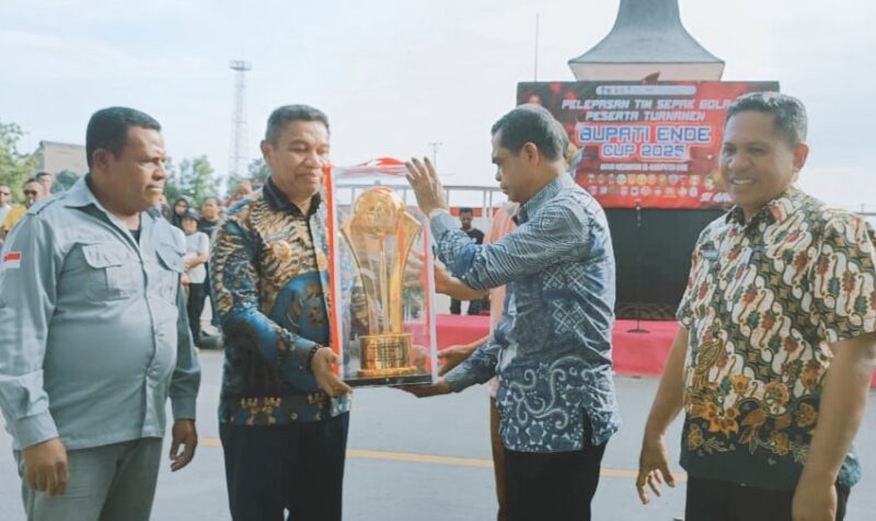 Wakil Bupati Ende, Dominikus Minggu Mere dan Asisten I Setda Ende sedang Piala Bergilir Bupati Ende Cup yang siap diperebutkan oleh 20 Tim sepak bola (Foto: Chen Rasi/Savanaparadise.com)