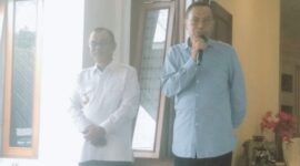 Mantan Bupati Ende, H. Djafar Achmad dan Bupati Ende, Yosef Benediktus Badeoda pada acara Syukuran Grand Opening Restaurant Banyumas (Foto: Chen Rasi/Savanaparadise.com)