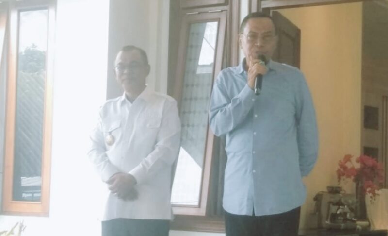 Mantan Bupati Ende, H. Djafar Achmad dan Bupati Ende, Yosef Benediktus Badeoda pada acara Syukuran Grand Opening Restaurant Banyumas (Foto: Chen Rasi/Savanaparadise.com)