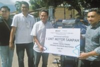Anggota DPRD Kabupaten Ende, Yohanes Marianus Kota, SE mewakili Anggota DPR RI, Julie Sutrisno Laiskodat menyerahkan bantuan satu unit Motor Sampah kepada Ketua Karang Taruna Pemuda Perumnas, Kristian Sandi K. S (Foto: Chen Rasi/Savanaparadise.com)