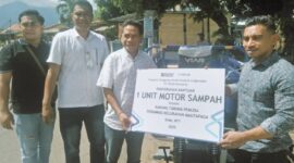 Anggota DPRD Kabupaten Ende, Yohanes Marianus Kota, SE mewakili Anggota DPR RI, Julie Sutrisno Laiskodat menyerahkan bantuan satu unit Motor Sampah kepada Ketua Karang Taruna Pemuda Perumnas, Kristian Sandi K. S (Foto: Chen Rasi/Savanaparadise.com)