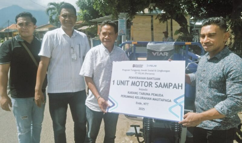 Anggota DPRD Kabupaten Ende, Yohanes Marianus Kota, SE mewakili Anggota DPR RI, Julie Sutrisno Laiskodat menyerahkan bantuan satu unit Motor Sampah kepada Ketua Karang Taruna Pemuda Perumnas, Kristian Sandi K. S (Foto: Chen Rasi/Savanaparadise.com)